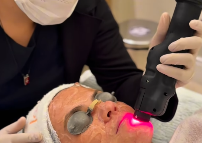 Protocolo Skin Revive com laser RedTouch Light na Jovialité Estética em Londrina